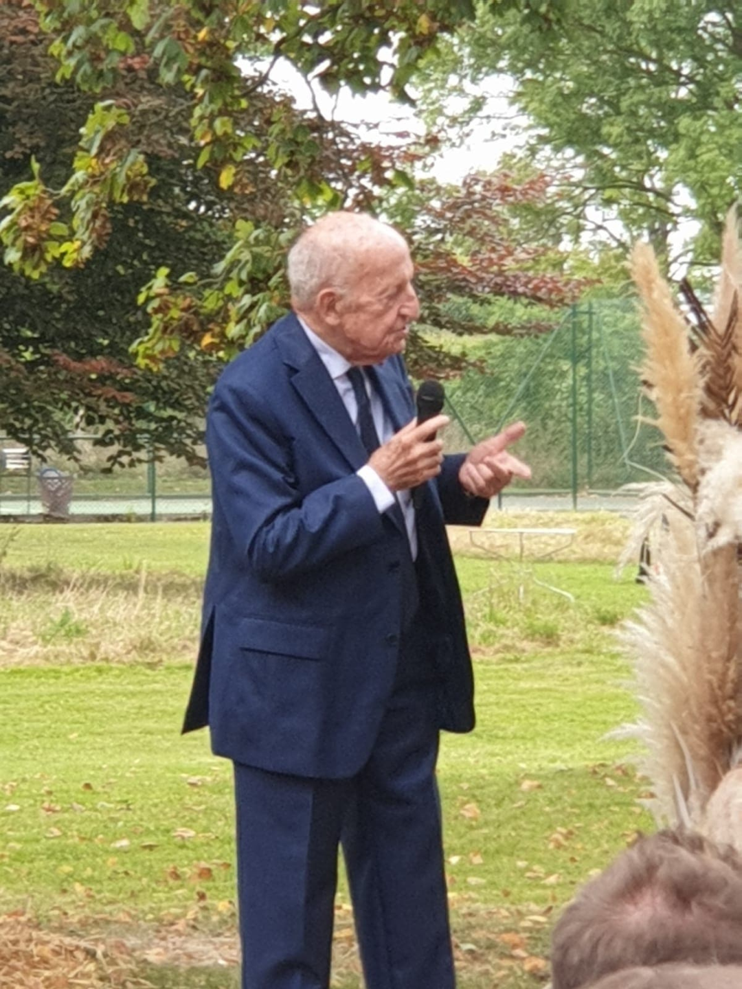 François Mayer prenant la parole en plein air, micro à la main