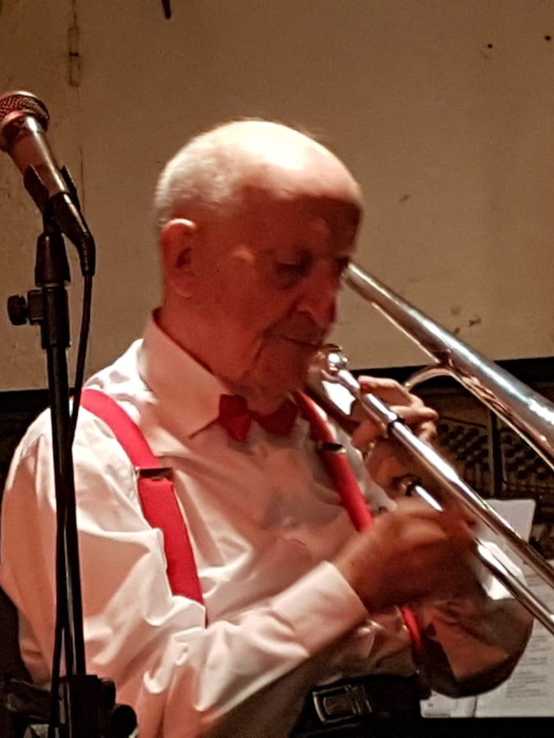 François Mayer au trombone, bretelles rouges